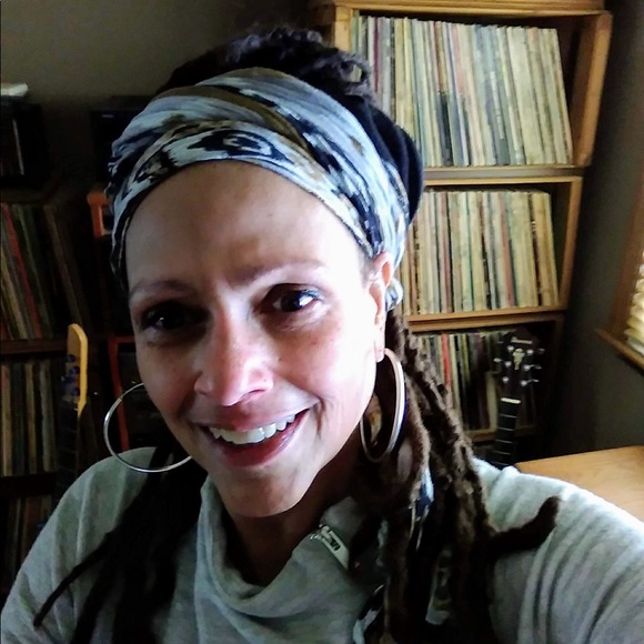 Meet your Posher, Renee - Picture 2 of 2